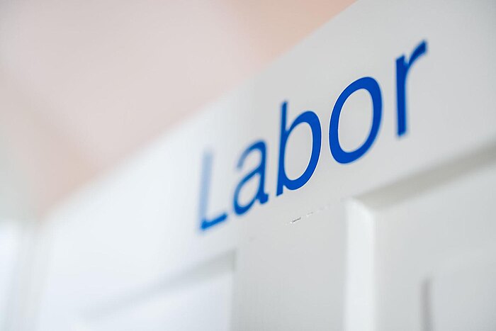 Blick auf eine Tür mit der Aufschrift Labor